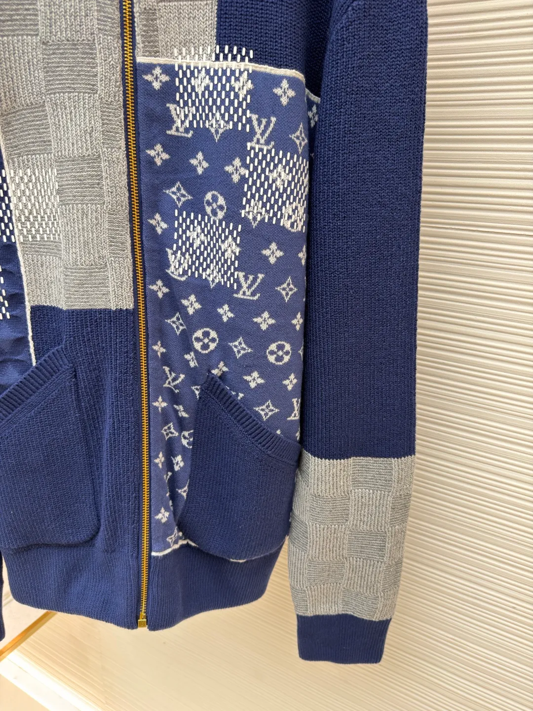 LOUIS VUITTON spliced zipper high-neck long-sleeved sweater ●Original version: purchased and developed by 22733 ●Item number: 1682536-C60 ●Fabric: 100% cotton ●Technology: knitted ●Color: navy ●Version: fitted version ●Weight: about 1245 grams ●Size: S-M-L-XL ●Description: This LOUIS The VUITTON spliced knitted cardigan is woven from high-quality wool blended yarns. The body is created using a combination of jacquard and plain knitting techniques. The checkerboard and presbyopic patterns have a three-dimensional texture. The fabric is delicate, soft, waxy and elastic. It has both warmth retention and breathability, and is not prone to pilling or snagging. The body adopts a deconstructed splicing design. Knitted fabrics with different textures are stitched by hand. The splicing lines are straight and fine, strong and layered. The neckline is a stand-up collar design, with customized metal zippers that are smooth and durable. The pockets on both sides are made with patch pockets. The ribbed edges on the cuffs and hem are moderately elastic. The overall cut is a loose silhouette. The customized accessories and three labels are complete. The details and craftsmanship show the brand's ingenuity. It is suitable for various wear scenarios such as daily leisure and light business. The overall wiring is straight and delicate, the fabric is comfortable and soft, and the color is consistent without color difference. It can be matched with the same style to create a fashionable look and control various occasions. Customized accessories, complete with three standards, same style for men and women!